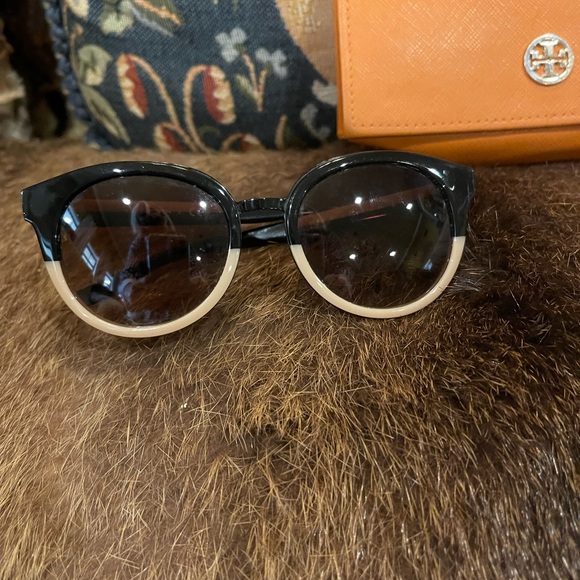 Tory Burch sunglasses with case - Picture 1 of 4